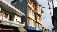 Rumah orang nomor satu di Bandung Barat itu berada di tengah permukiman padat penduduk. 