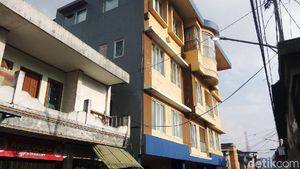 Melihat Istana Aa Umbara di Permukiman Padat Lembang