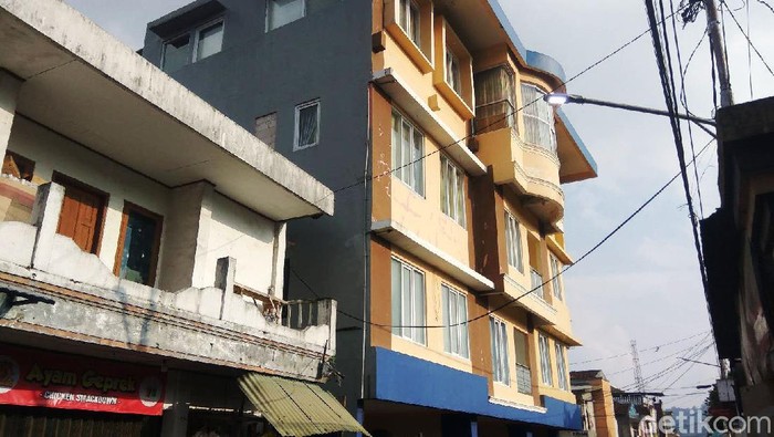 Rumah Aa Umbara di Permukiman Padat Penduduk Lembang Sejak ditetapkan sebagai tersangka, rumah Bupati Bandung Barat Aa Umbara Sutisna di Lembang terpantau sepi. Tak ada aktivitas di rumah berukuran besar itu.