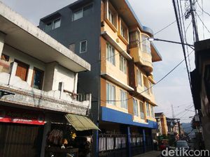 Melihat Istana Aa Umbara di Permukiman Padat Lembang