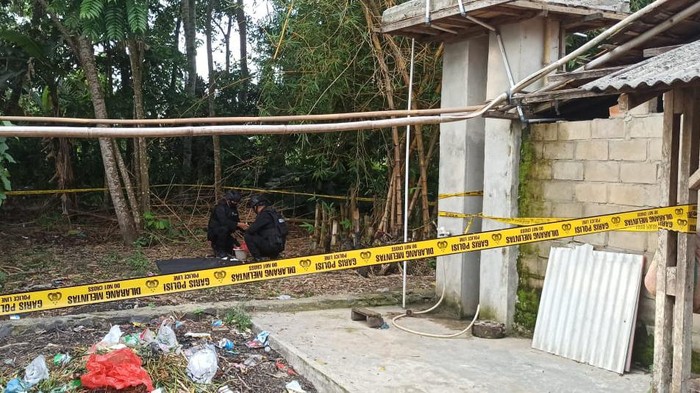 Seorang warga Lampung menemukan granat nanas saat akan menggali tanah. Dia sempat membawa granat pulang hingga membersihkannya (dok Polres Tulang Bawang)
