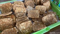 Pencinta tempe goreng jangan sampai melewatkan tempe di sini. Ukurannya lumayan tebal dengan tekstur padat dan empuk. Foto: detikFood/Andi Annisa Dwi R