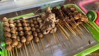 Ada sate telur puyuh, usus, paru, koyor, hingga brutu ayam di sini. Kamupun bisa memilihnya sesuai selera. Foto: detikFood/Andi Annisa Dwi R