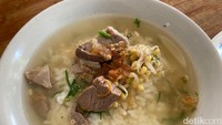 Kalau ini soto daging campur nasi. Irisan tauge segar menambah kenikmatan rasa soto daging sapi ini. Foto: detikFood/Andi Annisa Dwi R