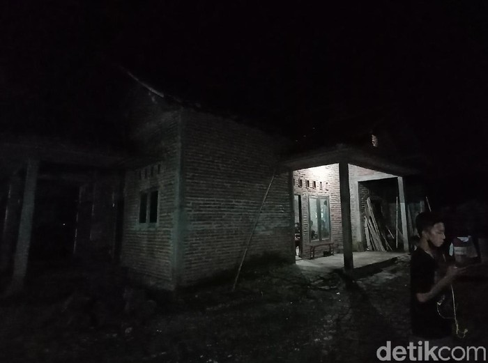 Suasana kontrakan terduga teroris AP di Kudus, Jumat (2/4/2021).