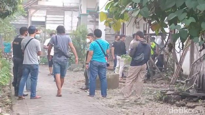 suasana Penggeledahan di rumah Terduga AP di Desa Ngujung Temayang