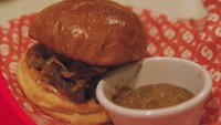 Semua menu burger dan sandwich di sini memiliki kisaran harga dari Rp 46.000 - Rp 64.000. Kalau mau tambah hand-cut fries yang renyah, cukup bayar Rp 20.000 per porsinya. Foto: 20Detik