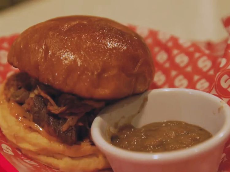 Lezatnya Cheese Burger Kekinian di Supper dengan Nuansa Kota New York