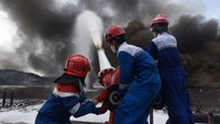 Tim HSSE & Fire Fighter Pertamina berupaya memadamkan kebakaran di Kilang Balongan RU VI, Indramayu. Pool/Pertamina.