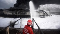 Tim emergency Pertamina telah berhasil memadamkan kebakaran di kilang Balongan pada Rabu (31/3/2021). Pool/Pertamina.