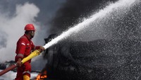 Upaya pemadaman yang intensif berhasil memadamkan seluruh titik api pada 4 tangki T-301 pada Rabu (31/3/2021) pukul 14.35 WIB. Pool/Pertamina.