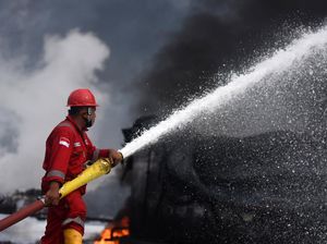 Pertamina Luruskan Kebakaran Tangki BBM Bukan di Area Kilang Balongan