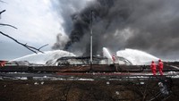 Sekadar diketahui, pada Senin (29/3/2021) sekitar pukul 00.45 WIB, empat tangki di kilang Pertamina RU VI Balongan, Kabupaten Indramayu terbakar. Proses pemadaman api di bantu juga oleh unit Pertamina Cilacap. Pool/Pertamina.