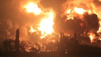 Kilang minyak PT Pertamina RU VI Balongan terbakar, Senin (29/3/2021), pukul 00.30 WIB lalu. Antara Foto/Dedhez Anggara.