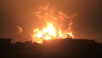 Kilang Pertamina Balongan di Indramayu tampak terbakar hebat. Titik kebakaran terjadi pada tangki T-301G. Antara Foto/Dedhez Anggara.