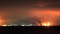 Api melalap empat tangki di kilang PT Pertamina (Persero) RU VI Balongan, Kabupaten Indramayu, Jawa Barat. Antara Foto/Dedhez Anggara.