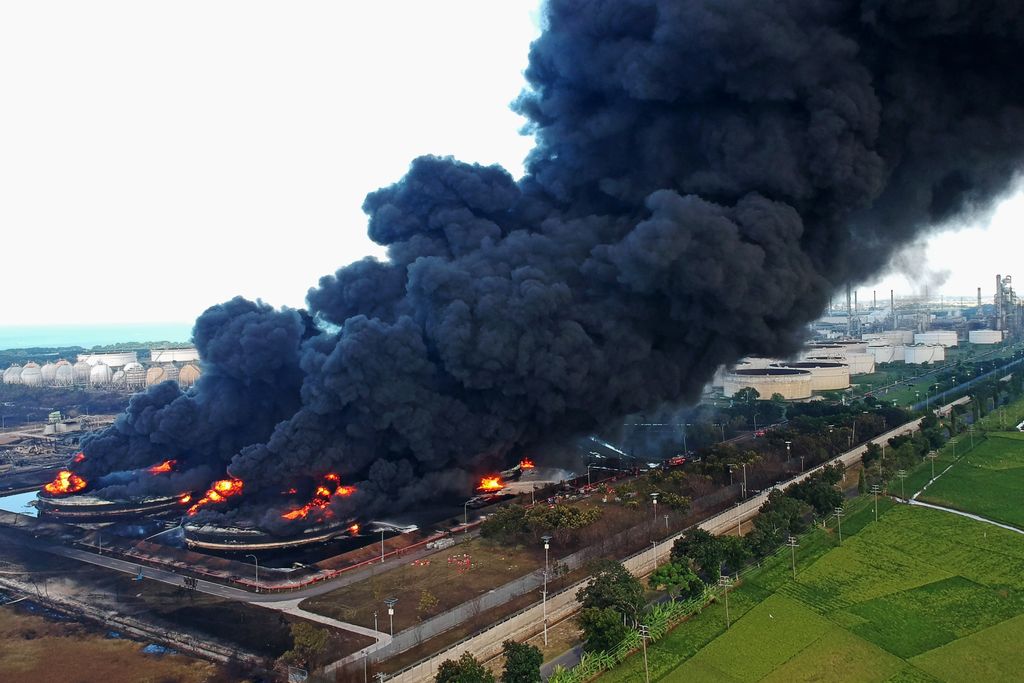 Kebakaran terjadi di kilang minyak PT Pertamina RU VI Balongan, Indramayu, Jawa Barat, Senin (29/3) lalu. Yuk lihat lagi Kilang Balongan sebelum dan saat terbakar.