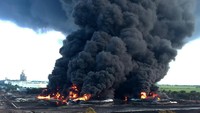 Asap hitam pekat membubung ke langit, Senin (29/3/2021). Antara Foto/Dedhez Anggara.