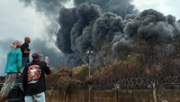 Kapolda Jabar Irjen Pol Ahmad Dofiri mengatakan dugaan sementara penyebab kebakaran karena terjadinya kebocoran. Saat itu, lanjut Dofiri, kondisi cuaca tengah hujan disertai petir. Sudirman Wamad/detikcom.