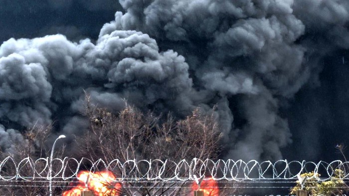 Kebakaran terjadi di kilang minyak PT Pertamina RU VI Balongan, Indramayu, Jawa Barat, Senin (29/3) lalu. Yuk lihat lagi Kilang Balongan sebelum dan saat terbakar.