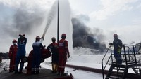 Tim emergency Pertamina dikerahkan untuk memadamkan kebakaran di kilang Balongan. Pool/Pertamina.