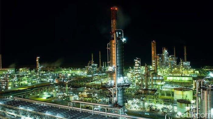 Tengok Lagi Kilang Balongan Sebelum & Saat Kebakaran Kebakaran terjadi di kilang minyak PT Pertamina RU VI Balongan, Indramayu, Jawa Barat, Senin (29/3) lalu. Yuk lihat lagi Kilang Balongan sebelum dan saat terbakar.