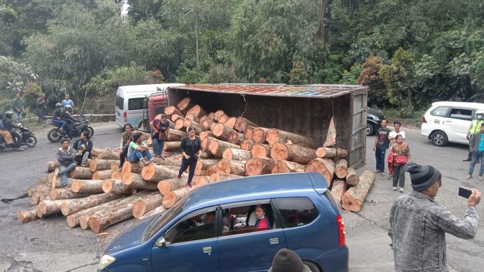 Satu unit truk bermuatan kayu gelondongan terbalik di lintas Medan- Berastagi, Sumateta Utara (Sumut). Akibatnya, ruas jalan itu padat hingga diberlakukan buka-tutup jalan oleh petugas kepolisian.