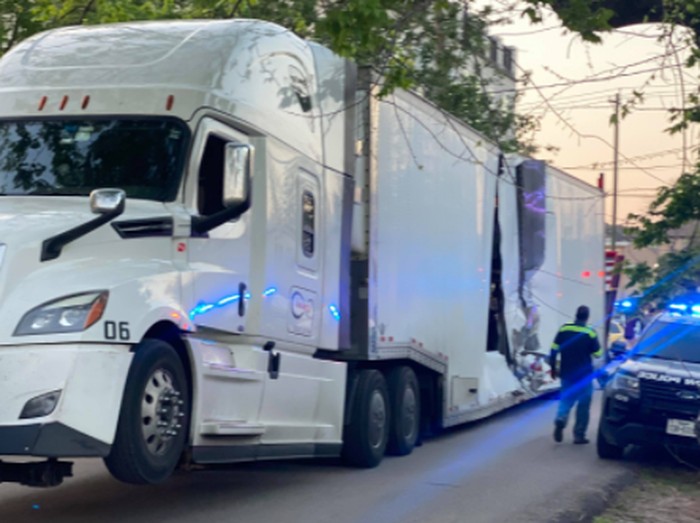 Truk trailer pengangkut mobil mewah ditabrak kereta