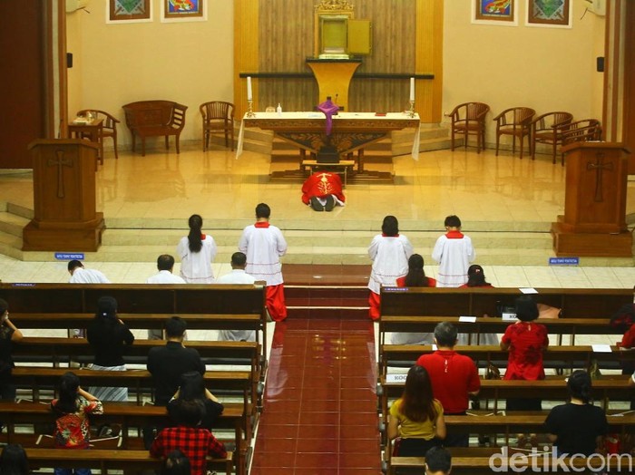 Umat Katolik Banyuwangi menyongsong Paskah dengan penuh syukur dan keprihatinan. Syukur karena perayaan menjelang Paskah bisa dilakukan secara langsung.