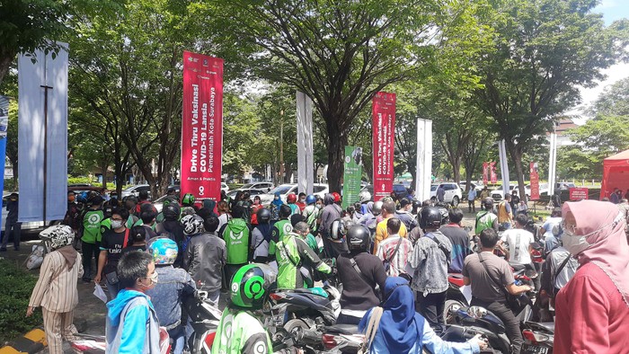 Vaksin Drive Thru di Kampus Ubaya Membludak Tanpa Jaga Jarak