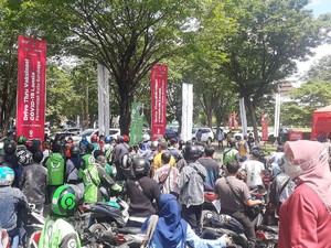 Antrean Vaksin Drive Thru di Kampus Ubaya Membludak Tanpa Jaga Jarak