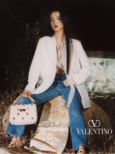 Pemotretan Valentino dikritik karena menampilkan model menginjak obi kimono.