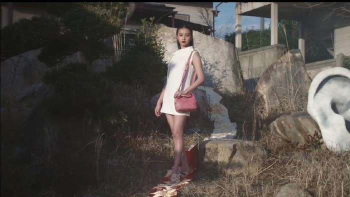 Valentino Pemotretan Valentino dikritik karena menampilkan model menginjak obi kimono.