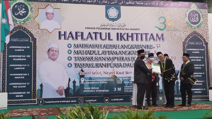 Wamenag Zainut Tauhid Saadi hadir dalam acara Haflatul Ikhtitam Pondok Pesantren Asshiddiqiyah di Kedoya, Jakarta Barat.