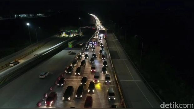 Antrean kendaraan terjadi beberapa kilometer