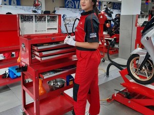 Saat Anya Geraldine Berseragam Mekanik Yamaha, Ngapain Nih?