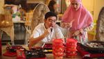 Momen Romantis April Jasmine dan Ustaz Solmed Saat Makan Bersama