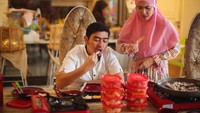 Momen BBQ di rumah juga diunggah oleh April Jasmine.  Ustaz Solmed tampak lahap menikmati daging yang baru matang dipanggang. Foto: Instagram @apriljasmine85