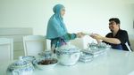Momen Romantis April Jasmine dan Ustaz Solmed Saat Makan Bersama