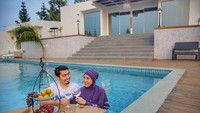 Momen lainnya terlihat saat mereka sedang floating breakfast di salah satu penginapan. Menunya hanyalah buah-buahan saat itu. Foto: Instagram @apriljasmine85