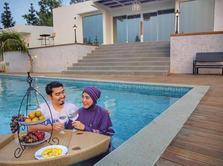 Momen Romantis April Jasmine dan Ustaz Solmed Saat Makan Bersama