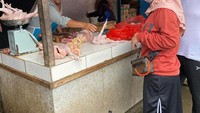 Romantisnya Ustaz Solmed yang mau mengantarkan April Jasmine berbelanja di pasar. Mereka terlihat sedang membeli ayam potong. Foto: Instagram @apriljasmine85