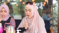April Jasmine tampak menikmati makanannya di sebuah restoran. Fotonya diambil secara diam-diam saat sedang bersantap. Foto: Instagram @apriljasmine85
