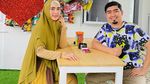 Momen Romantis April Jasmine dan Ustaz Solmed Saat Makan Bersama
