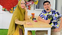 Tak hanya bersama para sahabat, momen kuliner April Jasmine bersama Ustaz Solmed juga sering dibagikan di akun Instagram miliknya. Foto: Instagram @apriljasmine85