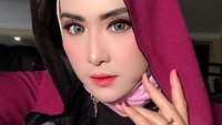 April Jasmine yang merupakan istri dari Ustaz Solmed sedang banjir kritik dari netizen. Pasalnya, ia sempat memamerkan tarian di TikTok. Foto: Instagram @apriljasmine85