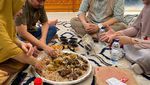 Momen Romantis April Jasmine dan Ustaz Solmed Saat Makan Bersama