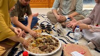 Ustaz Solmed dan April Jasmine juga kompak saat menikmati nasi kebuli satu piring bersama. Mereka tampak menyukai hidangan itu. Foto: Instagram @apriljasmine85