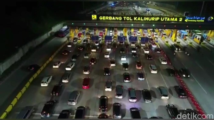 Arus balik libur paskah, antrean kendaraan di Tol Cipularang mengular