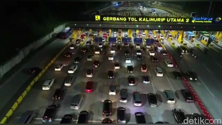 Arus balik libur paskah, antrean kendaraan di Tol Cipularang mengular Arus balik libur paskah, antrean kendaraan di Tol Cipularang mengular